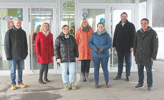 Von links nach rechts stehen folgende Personen vor dem Haupteingang der Volksschule: Günther Leichtfried (Lionsclub Wieselburg), Stadträtin Sabine Rottenschlager (Stadtgemeinde Wieselburg), Claudia Wurzer (Obfrau Elternverein Volksschule Wieselburg), Helga Jungwirth (Direktorin Volkschule Wieselburg), Gemeinderätin Sandra Schumitsch (Organisation & Sponsorensuche), Geschäftsführender Gemeinderat Franz Rafetzeder (Wieselburg-Land)