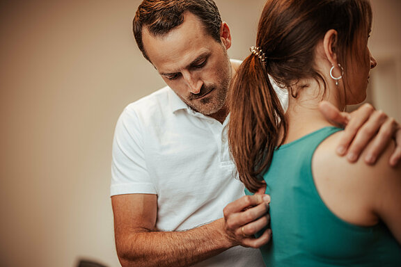 Dr. Martin Feldbacher beim Gesundheitscheck mit einer Patientin 